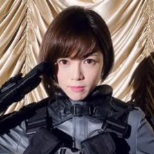 スーツ姿の女性