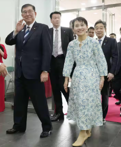 空港から降りる夫婦