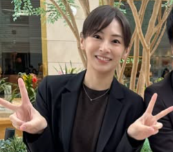 ピースサインの女性