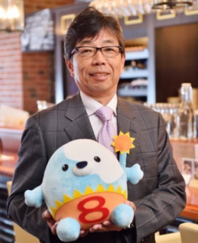 ぬいぐるみを持ったサラリーマン