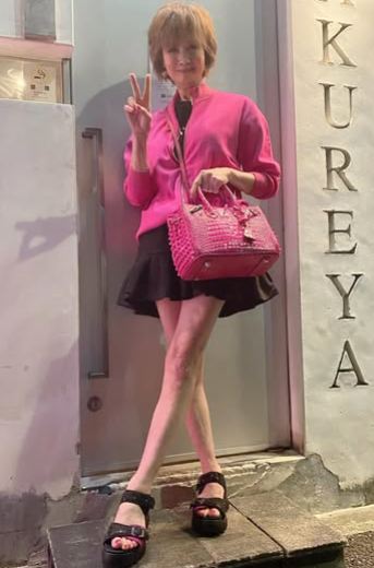 ピースサインの女性