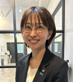 メディア姿の女性