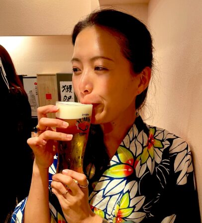 グラスの飲み物を飲む女性
