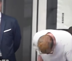 頭を下げる男性