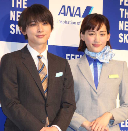 女優と俳優の並んだ写真