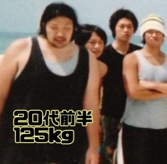 海で写真を取る若者たち
