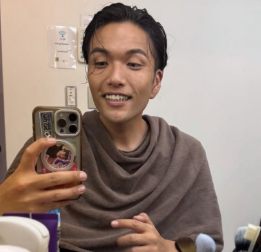 鏡の前で自撮りする男性