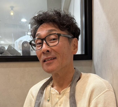 メガネとエプロンをかけた男性