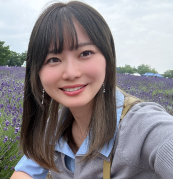 笑顔で自撮りしている女性