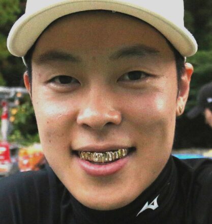 グリルズをつけて笑顔を見せる男性
