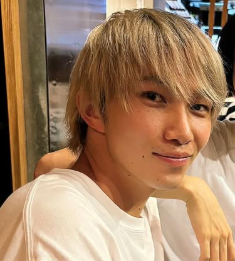 笑顔で金髪の男性